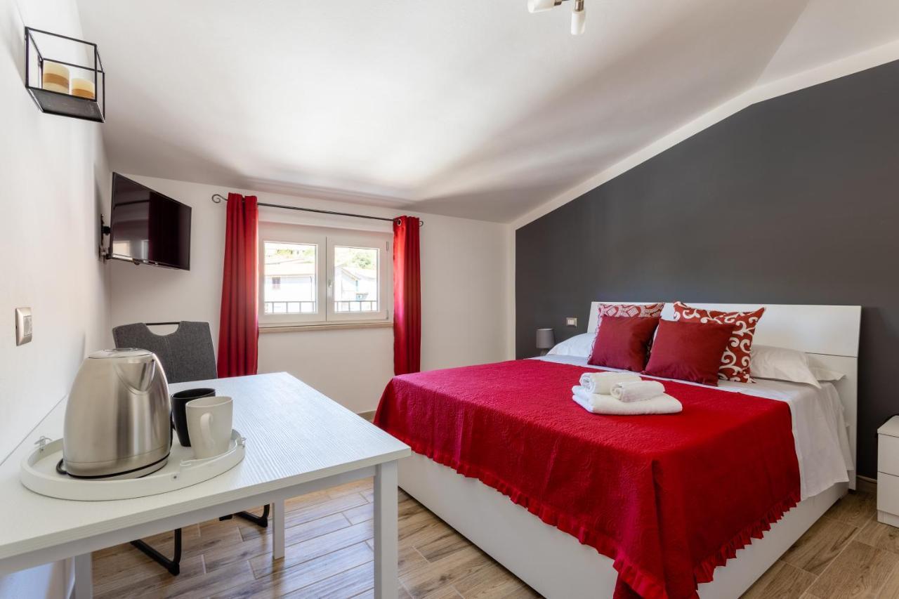 Cadoni Guest House Bosa Buitenkant foto